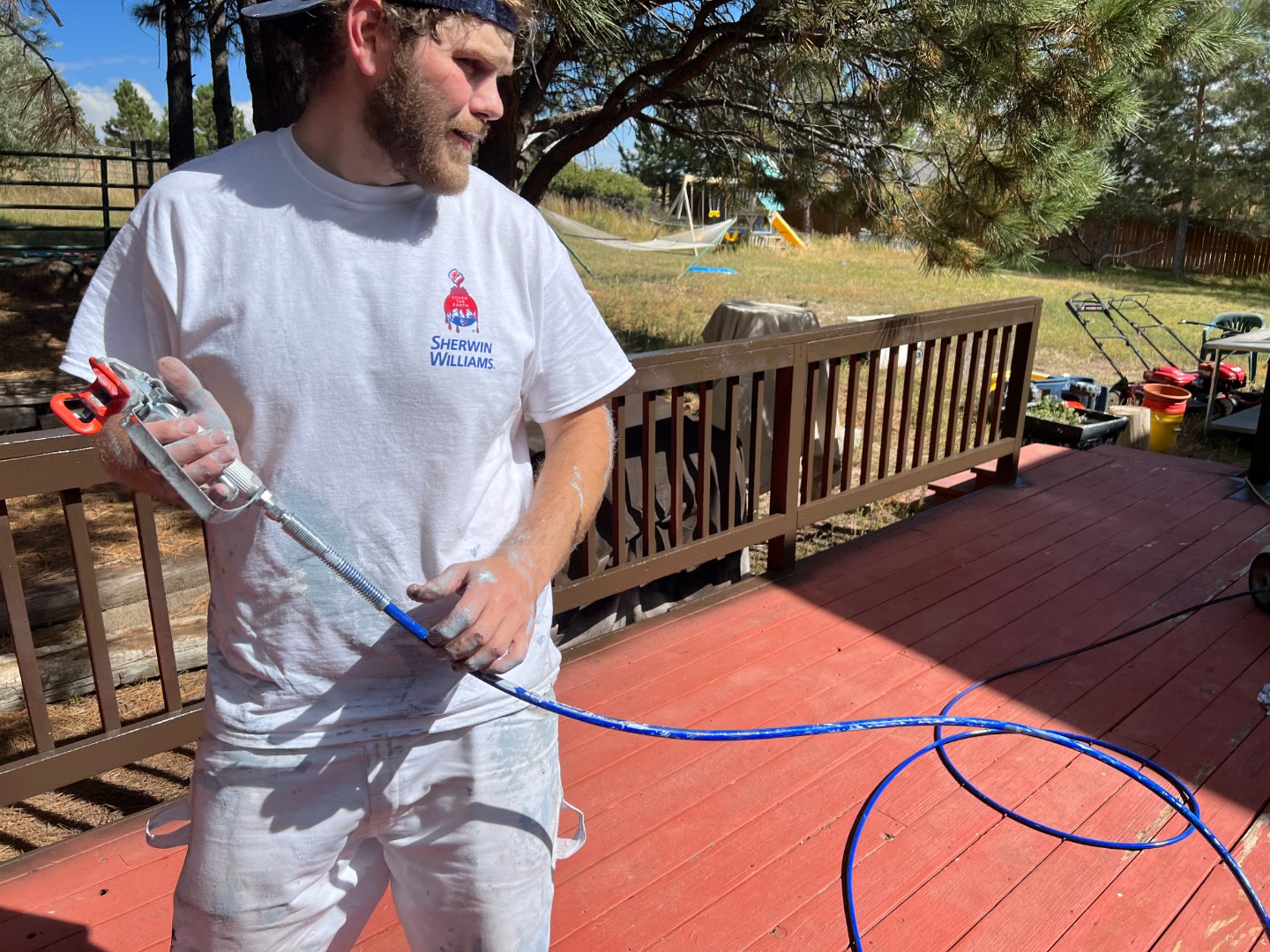 Pinnacle painter Sherwin Williams shirt airless spray gun